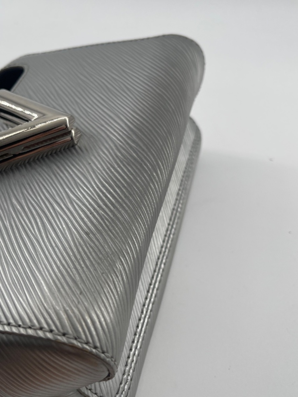 Louis Vuitton Epi Leather Twist MM - Picture 8 of 14